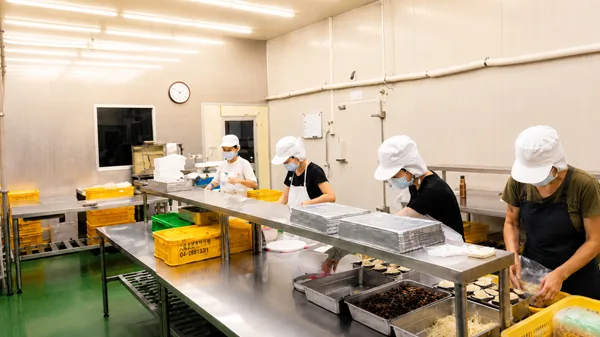 優然食品廠內產線,工作人員進行素食調理食品的包裝作業